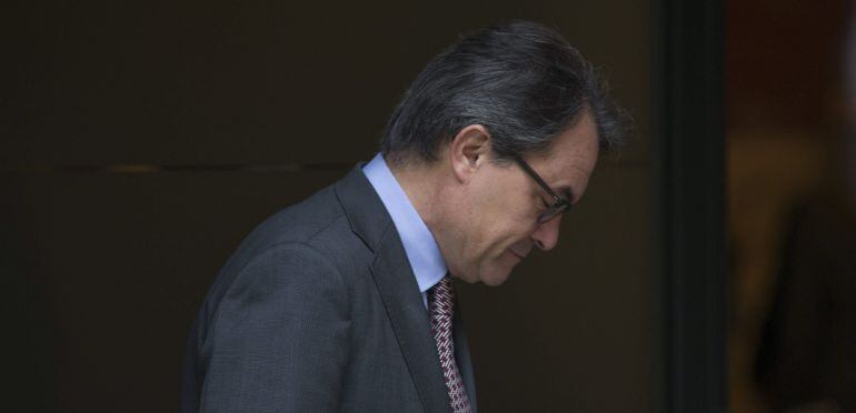 GRA100 BARCELONA, 24/03/2015.- El presidente de la Generalitat Artur Mas, a su llegada hoy a la reunión de el gobierno catalán celebrada hoy en el palau de la Generalitat, donde se analiza la situación del proceso soberanista tras las elecciones andaluzas y a dos meses de las elecciones municipales.EFE/Alejandro García