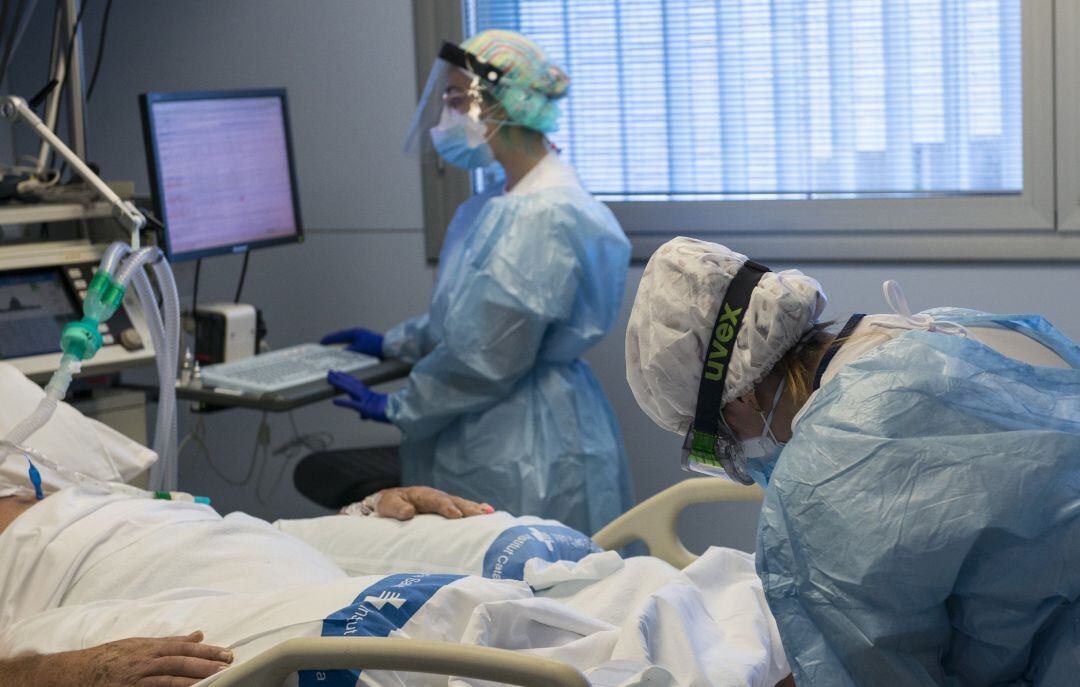 Personal sanitario atendiendo a un paciente ingresado en la Unidad de Cuidados Intensivos (UCI) para enfermos de coronavirus del Hospital Universitario Dr. Josep Trueta de Girona.