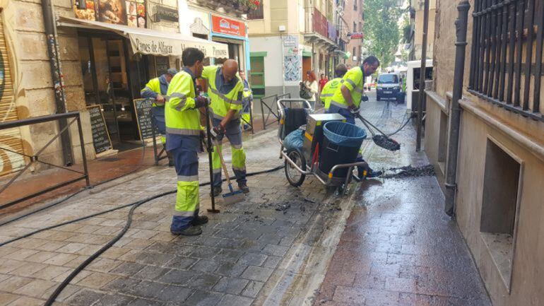 Limpieza de la cera en la calle San Matías de Granada tras las procesiones