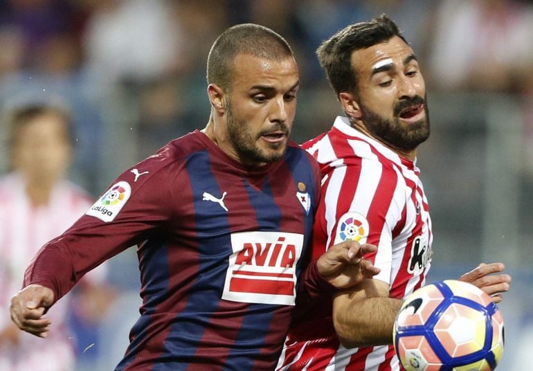 El centrocampista del Eibar, Pedro León y el defensa del Athletic Mikel Balenziaga.