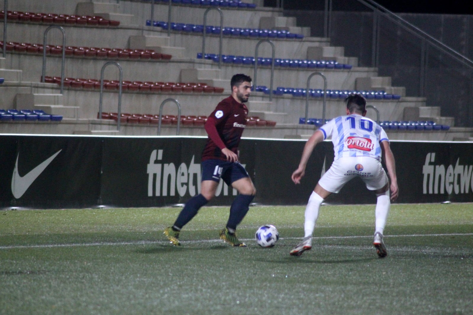 Mario Uclés intenta irse de un rival en su época como futbolista del Eldense