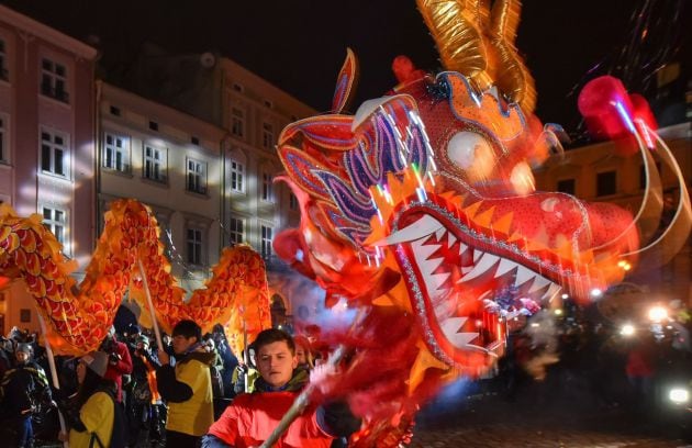 Personas desfilan con un dragón durante la celebración del Año Nuevo Lunar Chino.