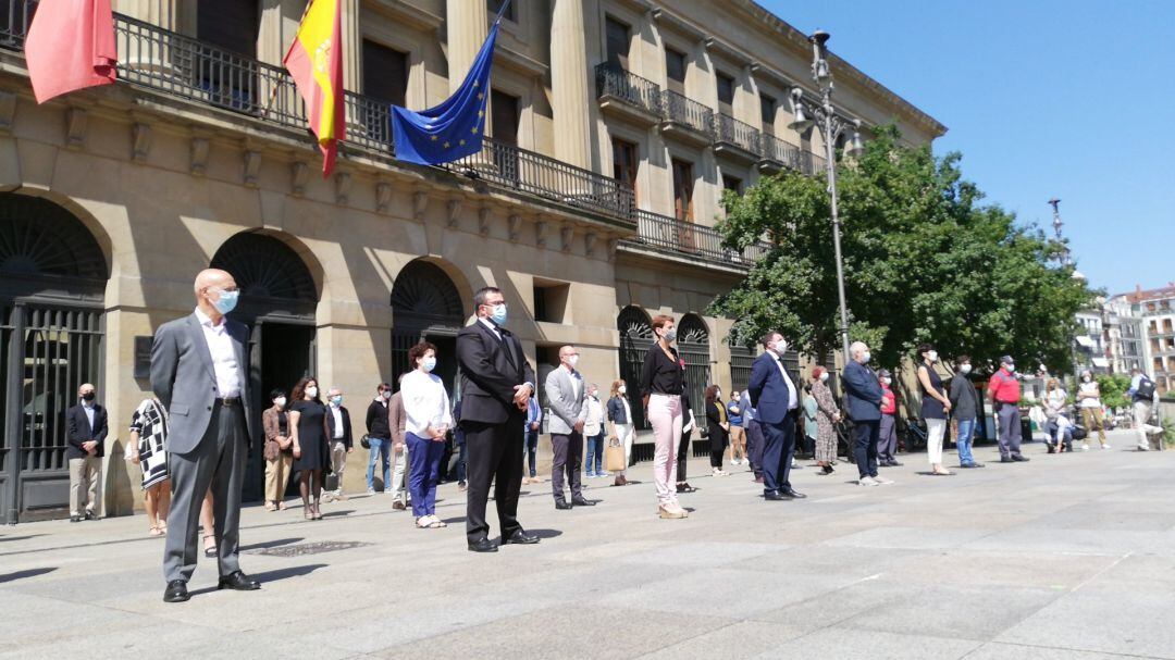Minuto de silencio frente al Gobierno de Navarra en memoria de las víctimas del COVID-19, coincidiendo con el inicio del luto oficial de diez días en España
