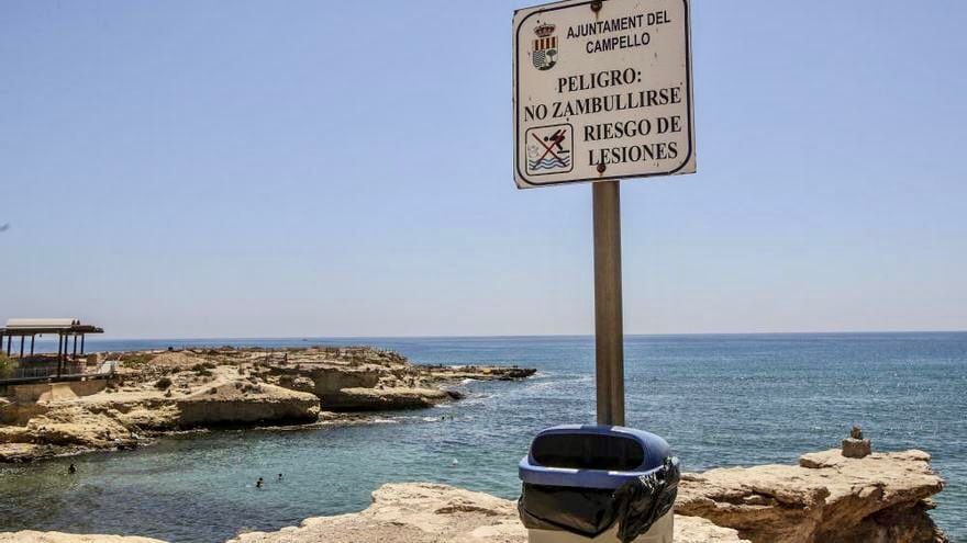 Carteles que prohíben los saltos al mar en las zonas de la Cova del Llop Marí y los Baños de la Reina en El Campello