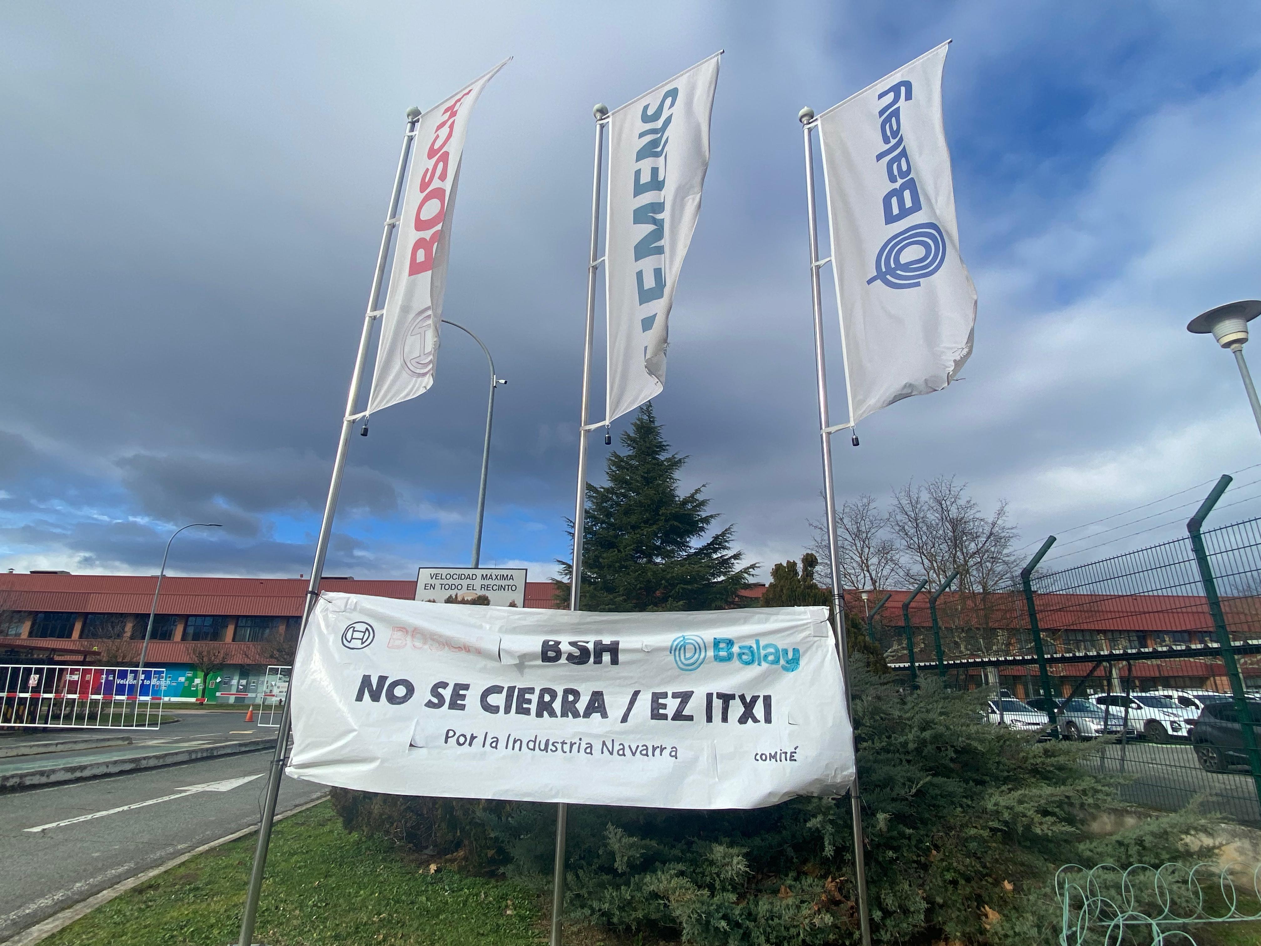 Un cartel en contra del cierre a las puertas de la planta navarra de BSH, en Esquíroz (Pamplona)