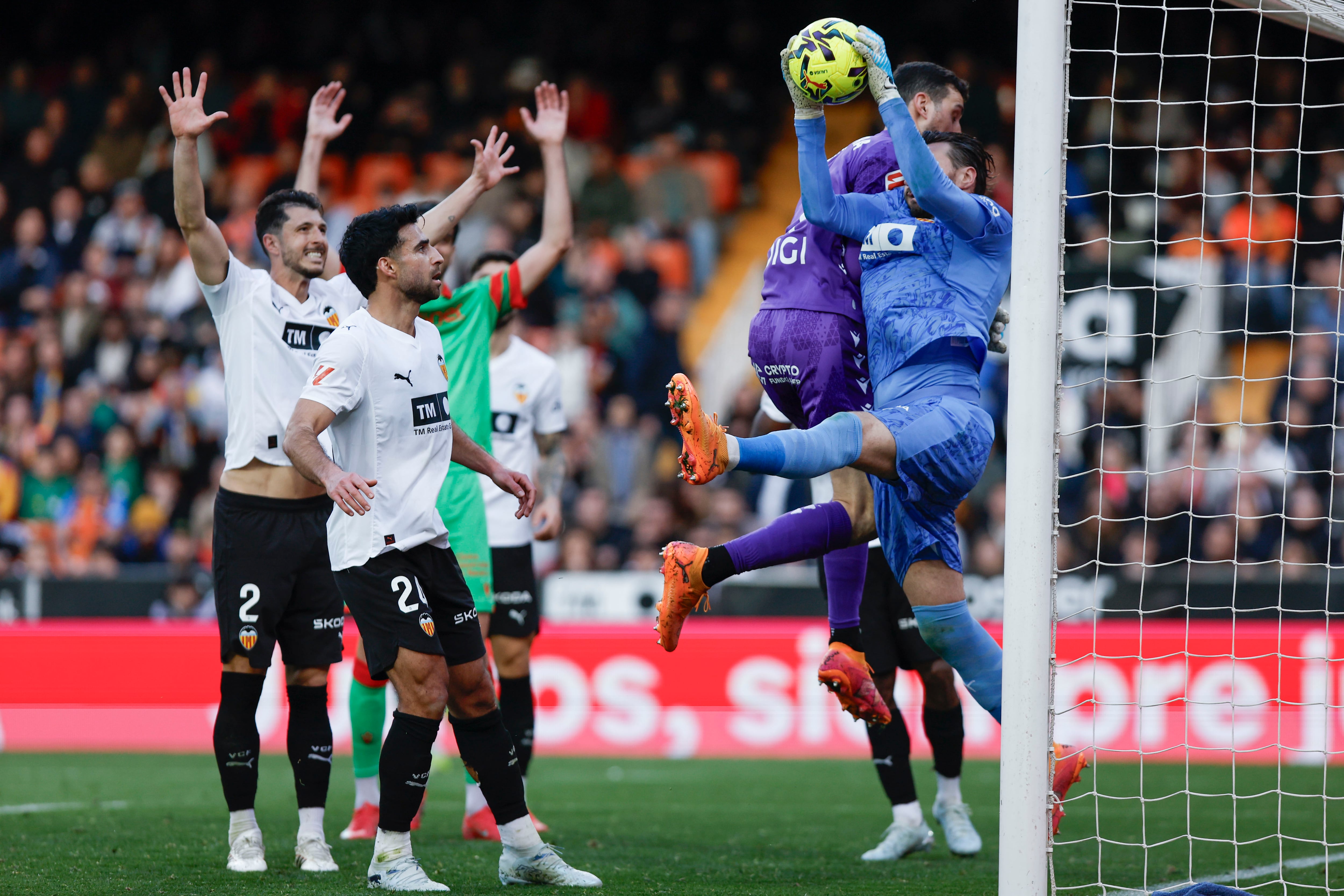 VALENCIA, 01/03/2026.- El portero del Valencia Stole Dimitrievski, se hace con el balón durante el partido de la jornada 26 de LaLiga entre el Valencia y el Osasuna, este domingo en el estadio de Mestalla en Valencia.-EFE/ Biel Aliño