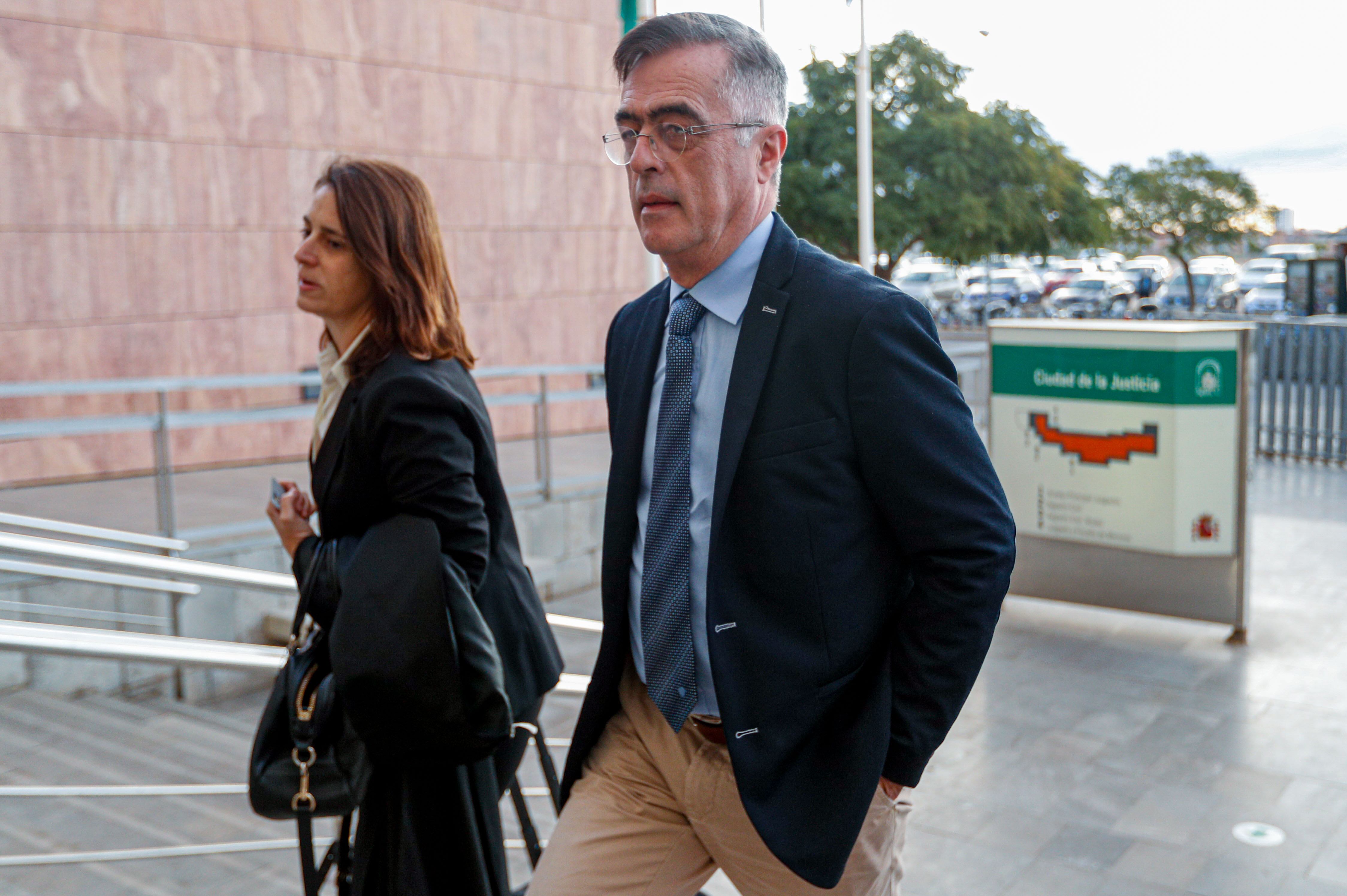 MÁLAGA, 09/01/2023.- El exalcalde socialista de Estepona Antonio Barrientos (d) a su llegada a los juzgados de Málaga para asistir al macrojuicio del caso Astapa, este lunes. El macrojuicio del caso Astapa de presunta corrupción urbanística en Estepona (Málaga), con 50 personas acusadas, comienza este lunes en la Audiencia Provincial de Málaga, dieciséis años después de que se abriera el procedimiento con las cuestiones previas. EFE/ Jorge Zapata
