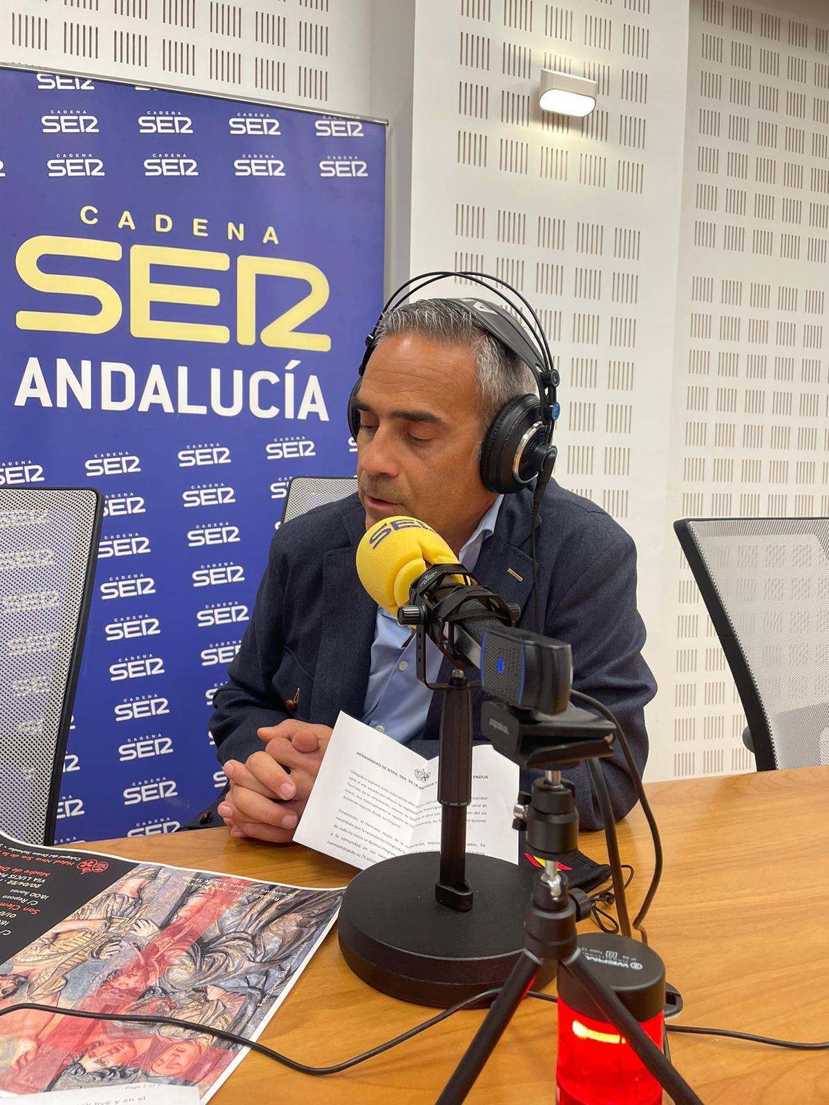 El hermano mayor de Nuestra Señora de la Antigua, Manuel García Preciados, en el estudio de Cruz de Guía