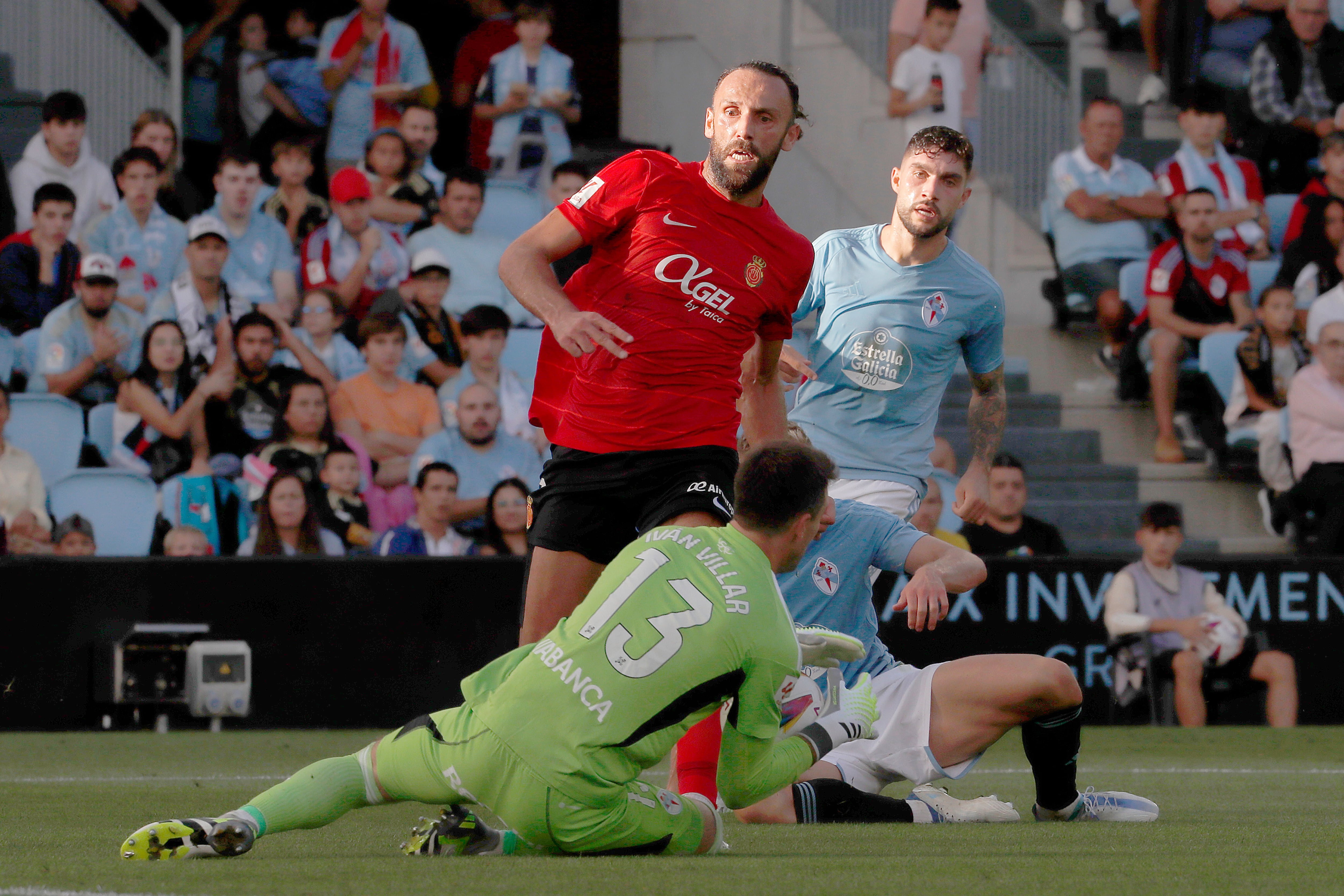 Vigo (Pontevedra), 16/09/2023.- El guardameta del Celta, Iván Villar (i), detiene el balón ante el delantero albanés del Mallorca, Vedat Muriqi, durante el encuentro correspondiente a la quinta jornada de primera división que han disputado hoy sábado en el estadio de Balaidos, en Vigo. EFE / Salvador Sas.
