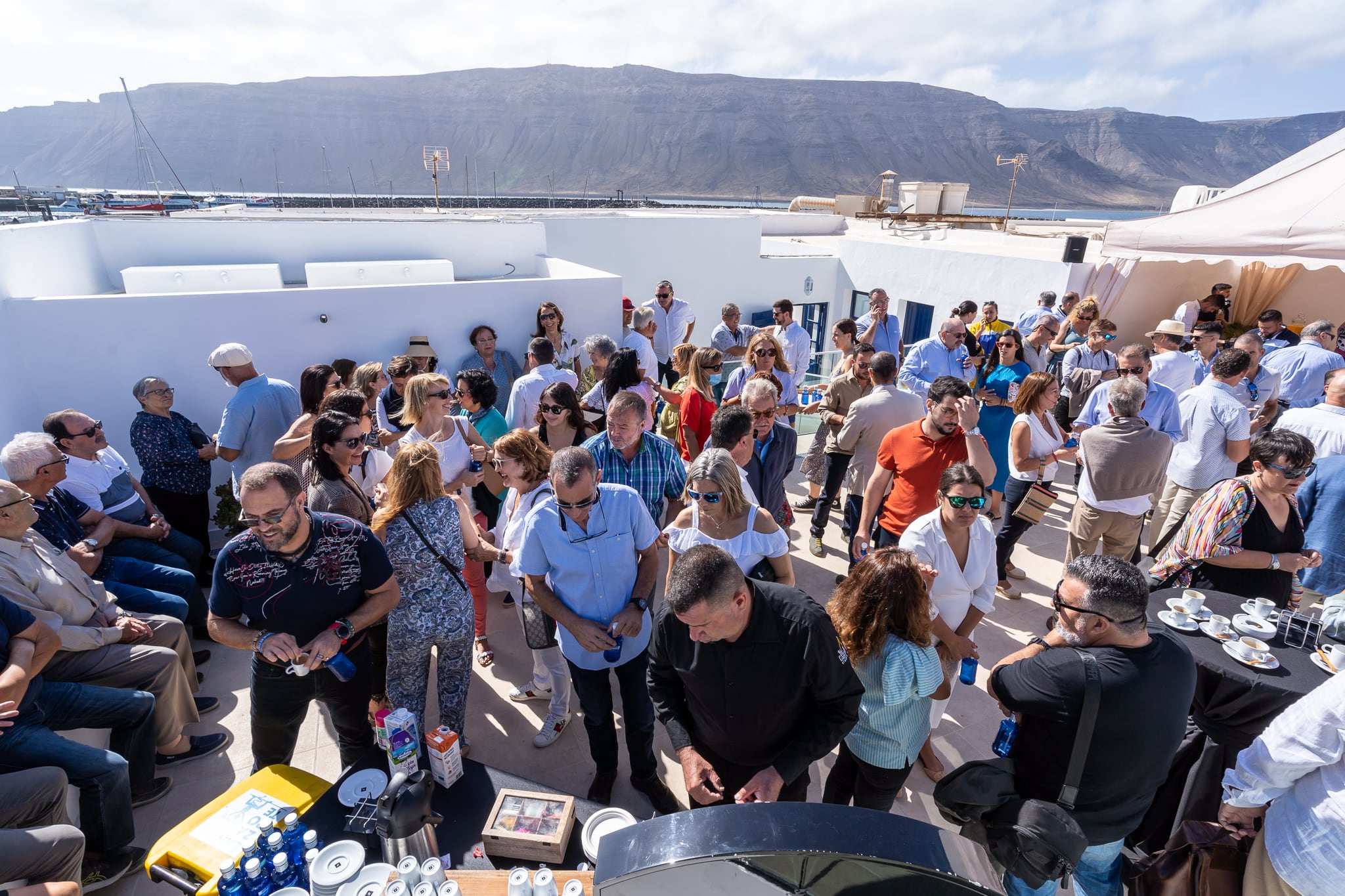 Los numerosos asistentes disfrutaron de un aperitivo.