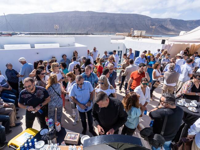 Los numerosos asistentes disfrutaron de un aperitivo.