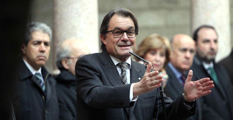 GRA069 BARCELONA, 27/01/2015.- El presidente de la Generalitat, Artur Mas, durante la inauguración hoy de un busto a Puig i Cadafalch en el Palau de la Generalitat, momentos antes de la reunión de su Gobierno. EFE/Marta Pérez