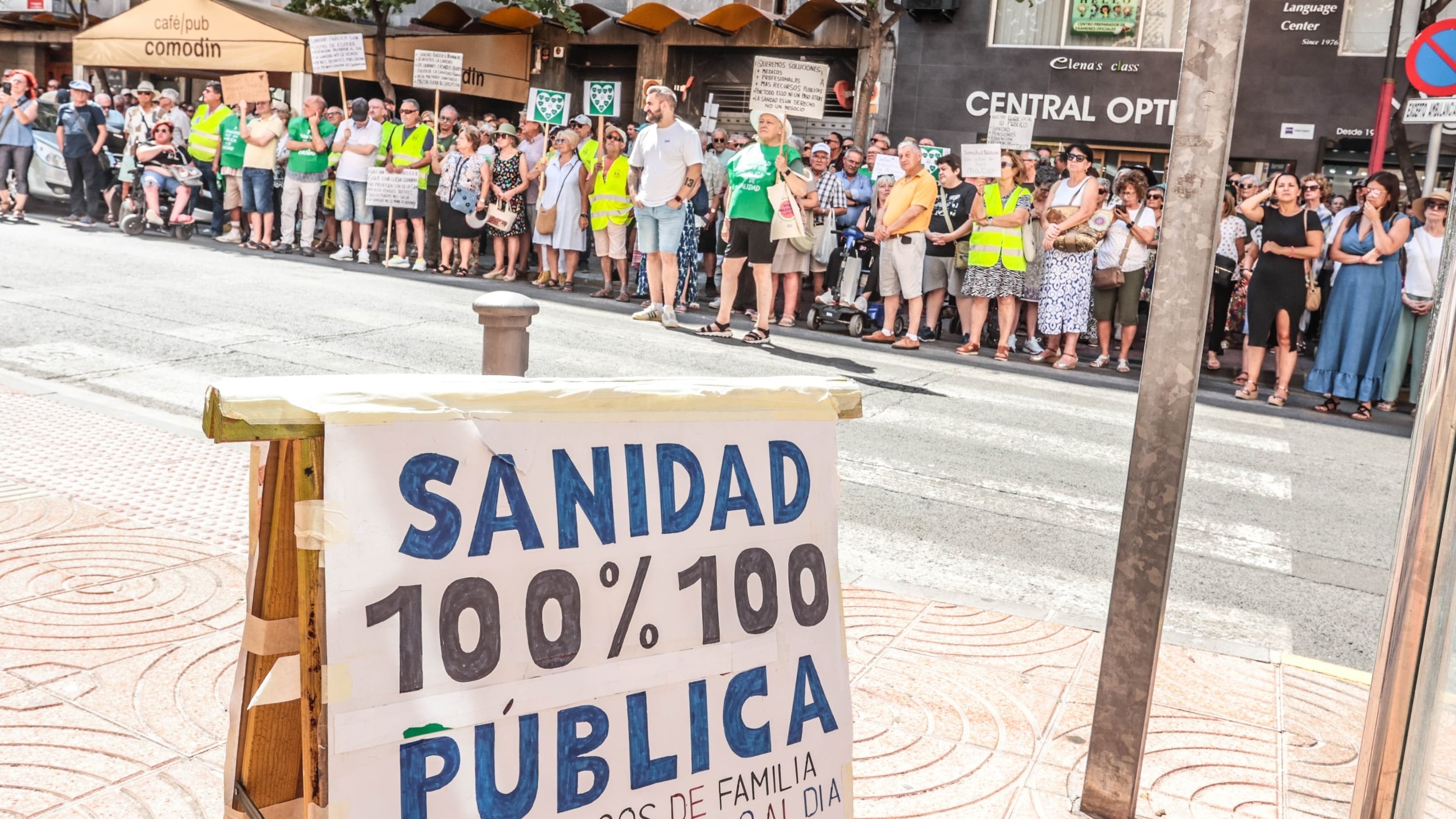 Más de un centenar de personas se han reunido a las puertas del centro de especialidades