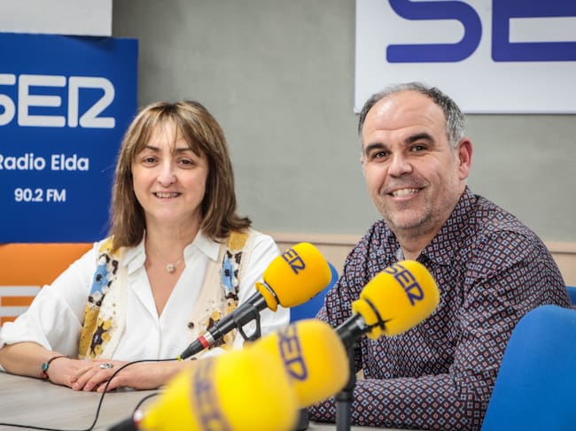 Mario y Pilar (Bernarda y Poncia), en el estudio de Radio Elda SER.
