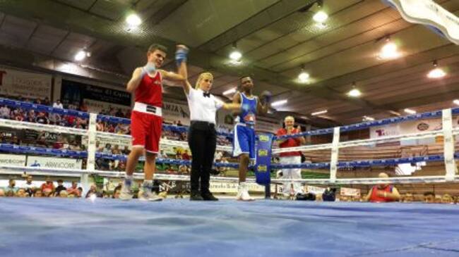 Dialá Sissoko -de azul- en el cuadrilátero junto a su rival en la velada de Fiestas.