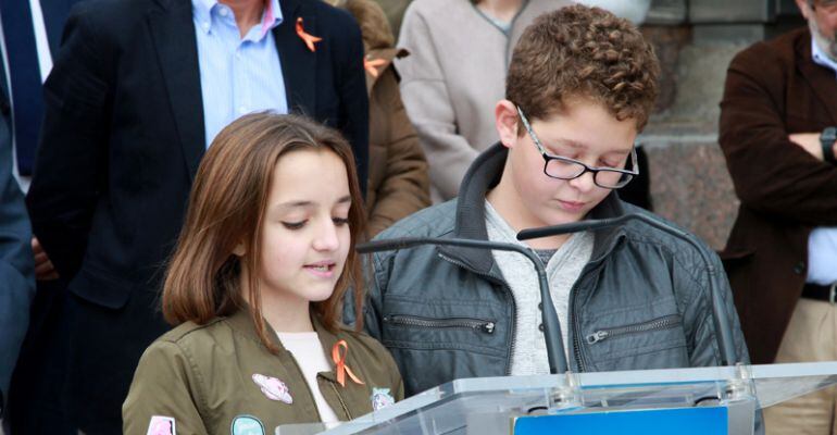 Dos alumnos del colegio Antonio Machado han leído el manifiesto en recuerdo a las Víctimas de Tráfico