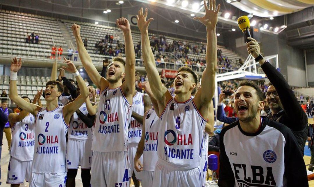 Los jugadores de la Fundación Lucentum celebran la victoria