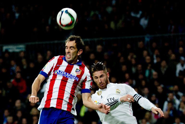 Godín y Ramos pugnan por una pelota