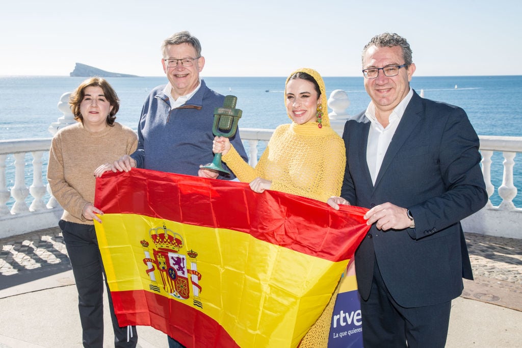 Concepción Cascajosa (i), posa junto al por entonces presidente de la Generalitat Valenciana (Ximo Puig), la ganadora del Benidorm Fest, Blanca Paloma, y el alcalde de Benidorm, Toni Pérez.