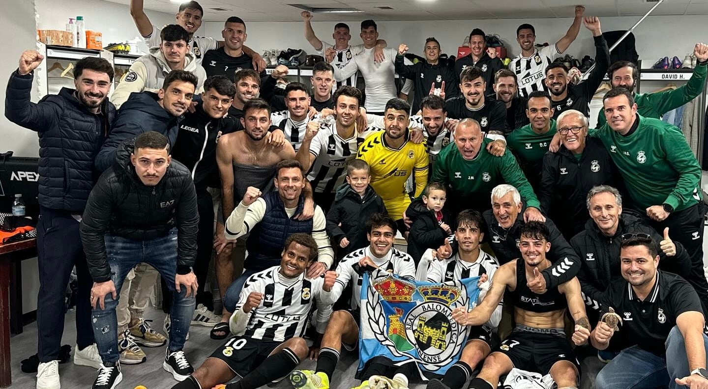 La plantilla celebra el triunfo