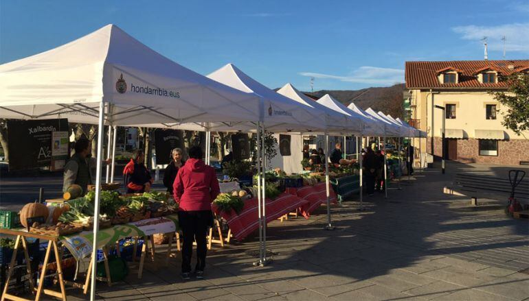 Mercado de productos de la huerta en Damarri Kalea. 