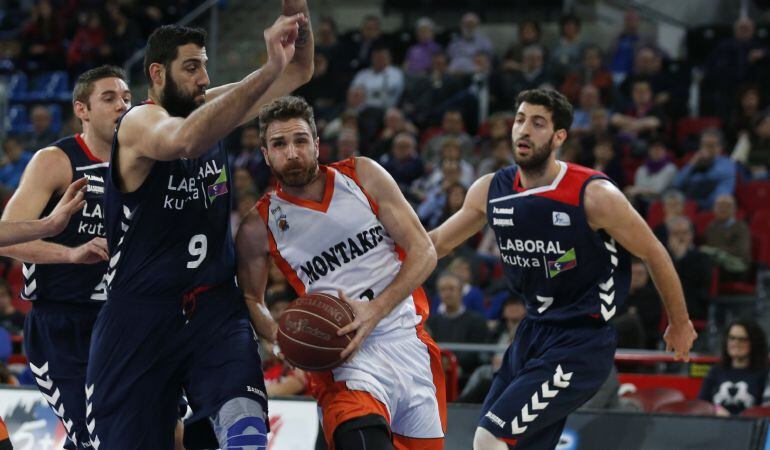 El escolta del Montakit Fuenlabrada Ález Urtasun (c), se abre paso entre el pívot griego Ioannis Bourousis (i), y el alapívot georgiano Tornike Shengelia (d), ambos del Laboral Kutxa Baskonia, en un momento del partido correspondiente a la jornada 13 de la Liga Endesa de baloncesto disputado hoy en el pabellón Fernando Buesa de Vitoria.