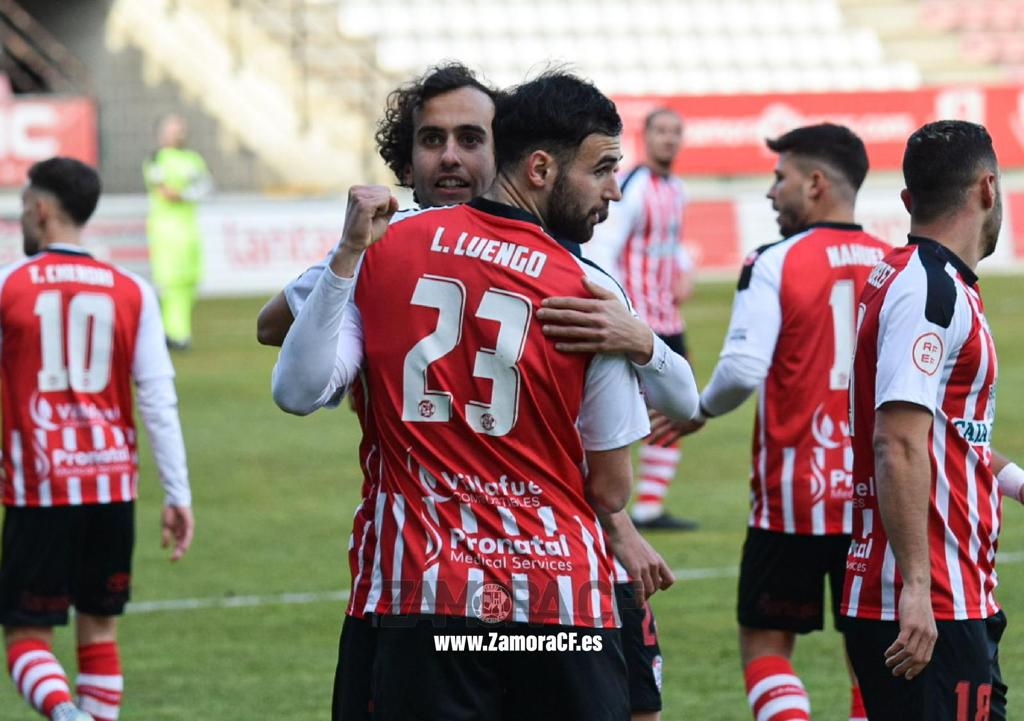 Charly abraza a Luismi Luengo