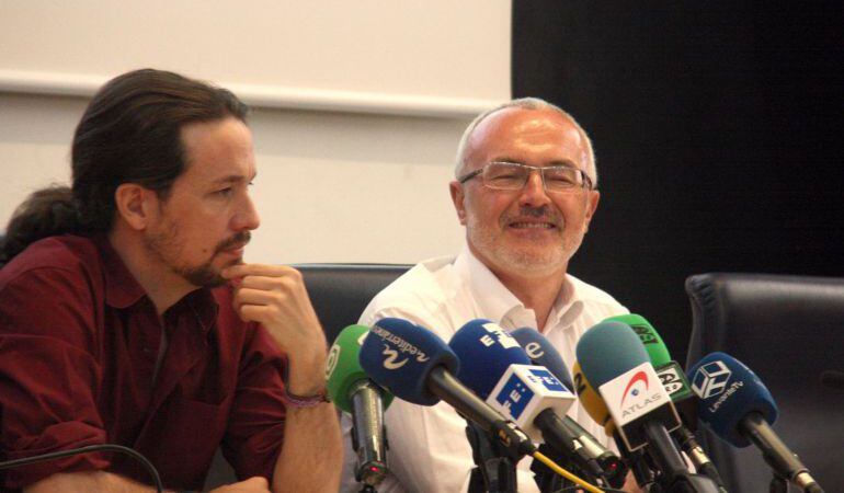 Antonio Montiel (d), en una intervención junto al líder de Podemos, Pablo Iglesias