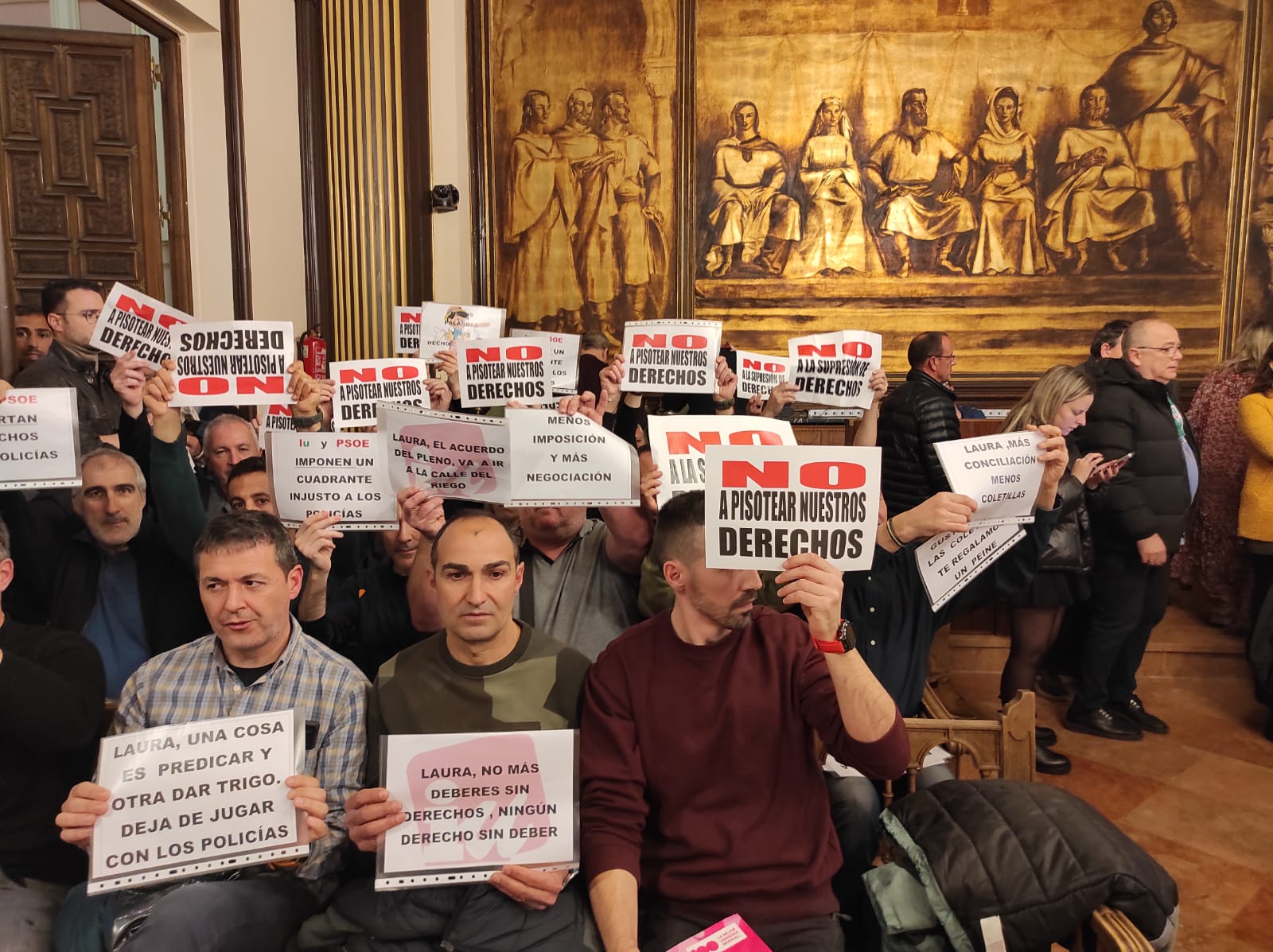 Policías locales de Zamora fuera de servicio protestan en el Pleno Municipal por el nuevo turno de horarios