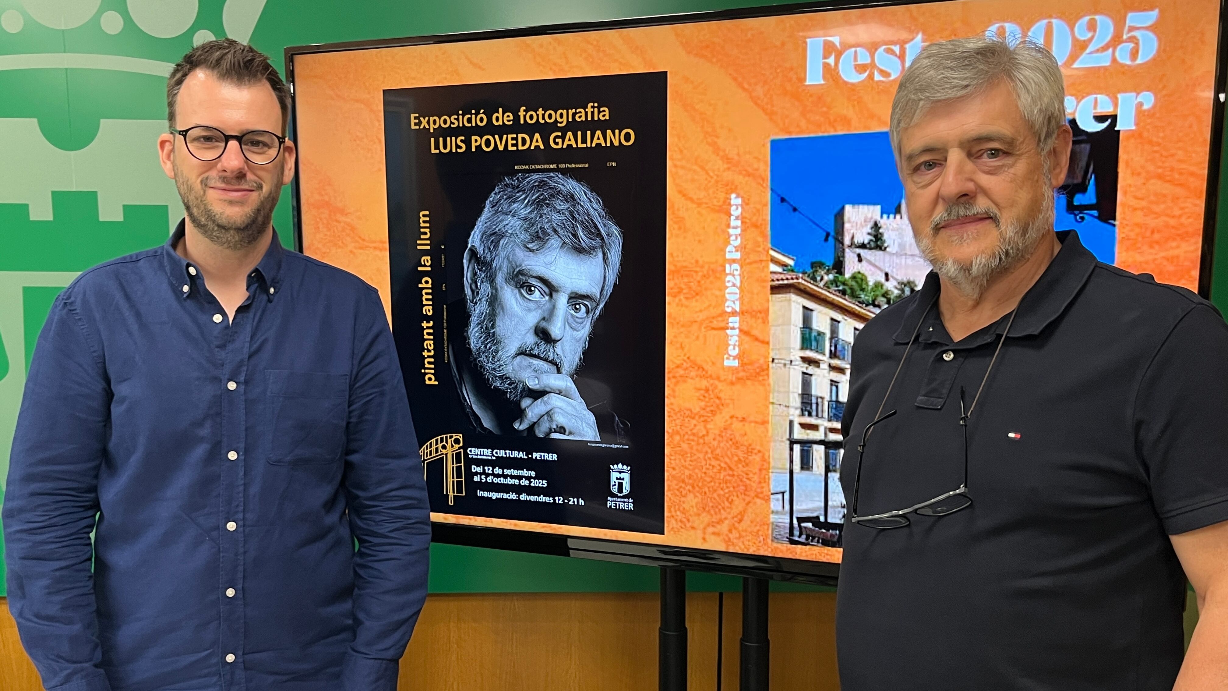 Fernando Portillo, edil de Cultura; junto a Luis Poveda, fotógrafo local