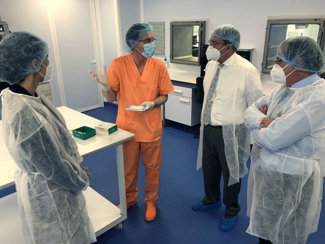 Visita del consejero Velasco a la biotecnológica Vircell, en el PTS de Granada