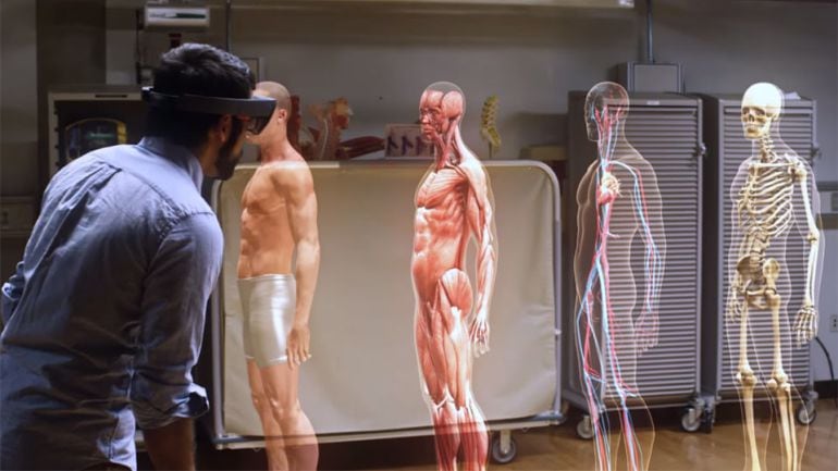 Un hombre prueba las gafas Microsoft Hololens