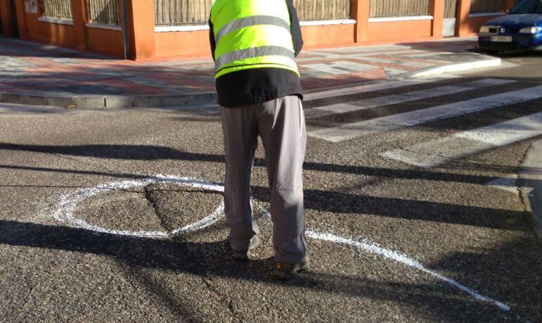 Vecinos de San Juanillo señalando los baches existentes en el barrio