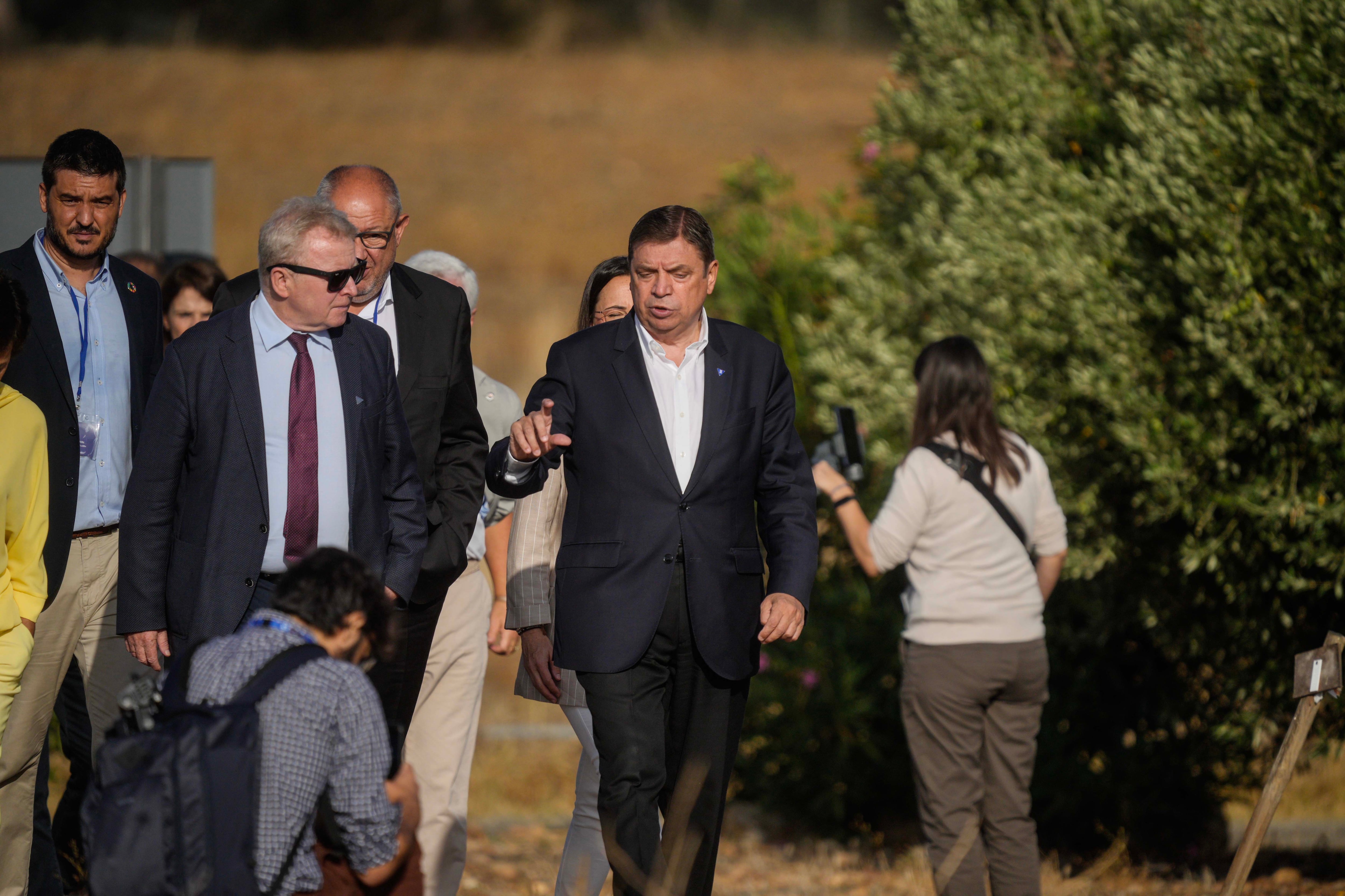 GRAFAND4687. CORDOBA, 04/09/2023.- El ministro de Agricultura, Pesca y Alimentación en funciones, Luis Planas acompañado por el comisario europeo de Agricultura Janusz Wojciechowski hoy en Córdoba donde los ministros de los veintisiete países de la Unión Europea (UE) buscan &quot;escenarios de futuro para la agricultura&quot;, según ha destacado el titular español.EFE/ Rafael Alcaide
