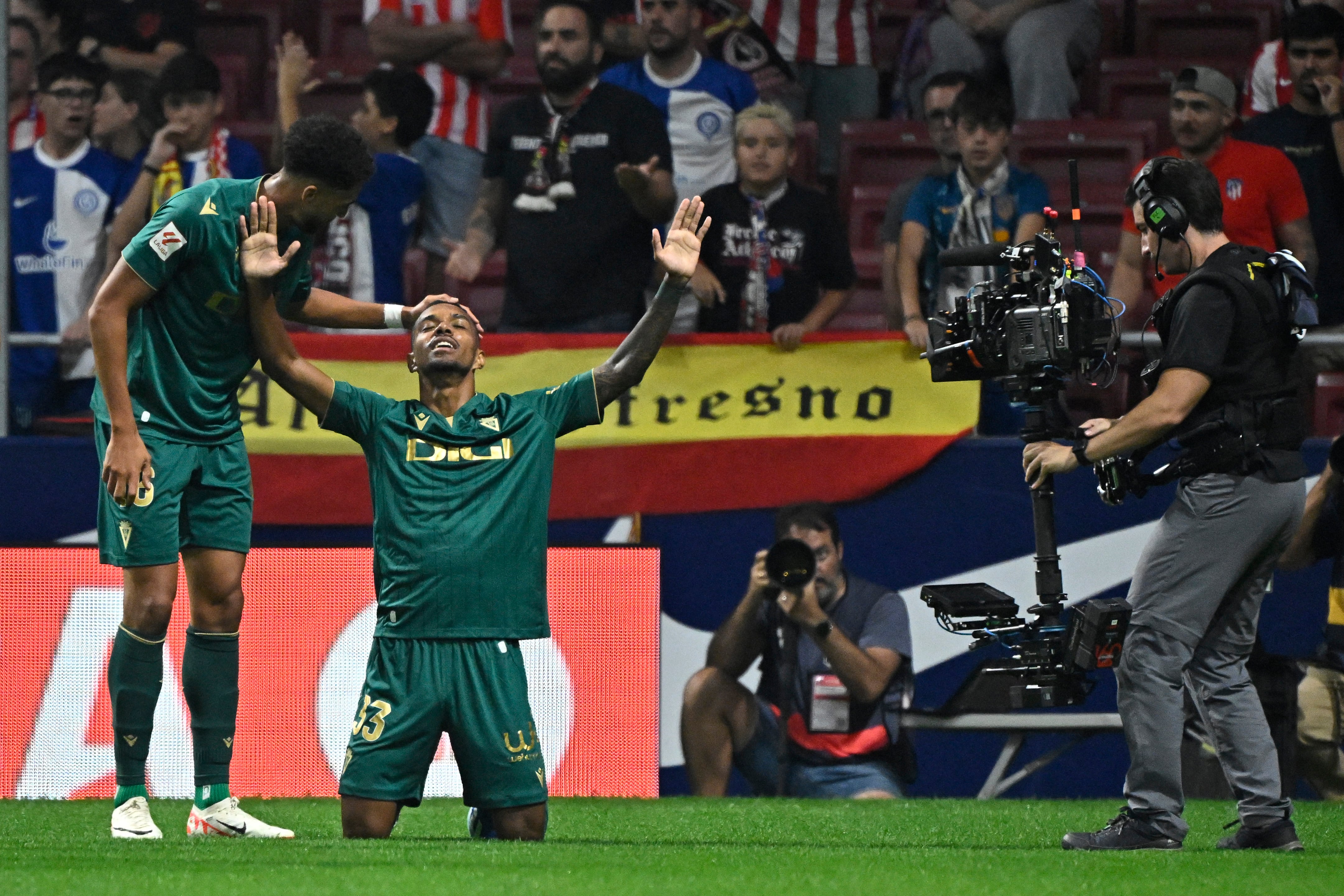 Lucas Pirés celebra su gol ante el Atlético de Madrid con el Cádiz. (Photo by JAVIER SORIANO / AFP) (Photo by JAVIER SORIANO/AFP via Getty Images)