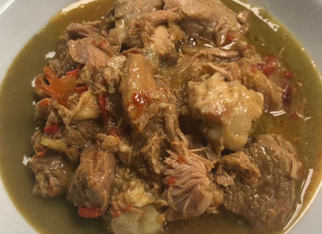 Guiso de cordero sobre cremoso de curry y berenjena