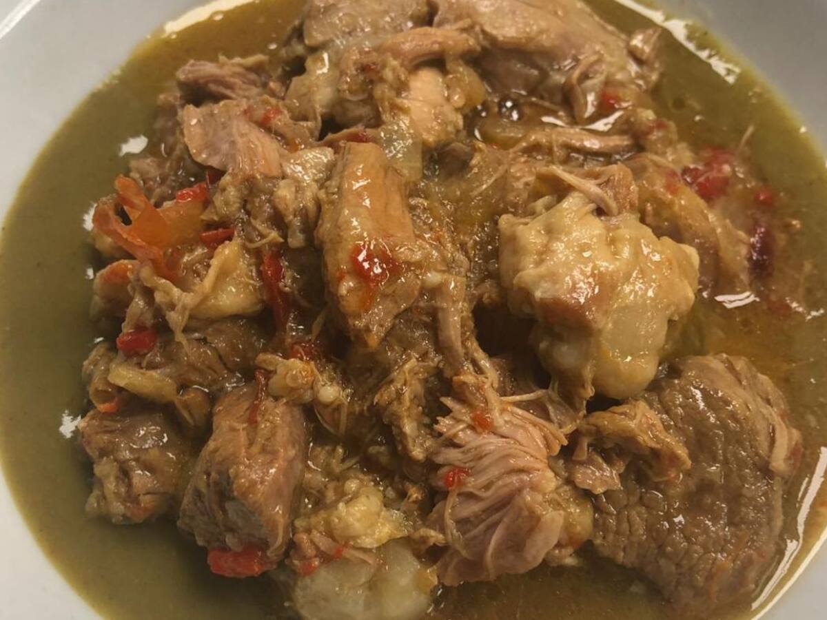 Guiso de cordero sobre cremoso de curry y berenjena