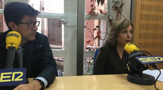 Isabel Montalbán, enfermera de la Unidad de Mama del Hospital Morales Meseguer, y José Aguilar, cirujano de dicha unidad.