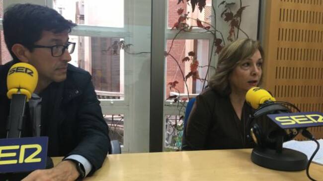 Isabel Montalbán, enfermera de la Unidad de Mama del Hospital Morales Meseguer, y José Aguilar, cirujano de dicha unidad.