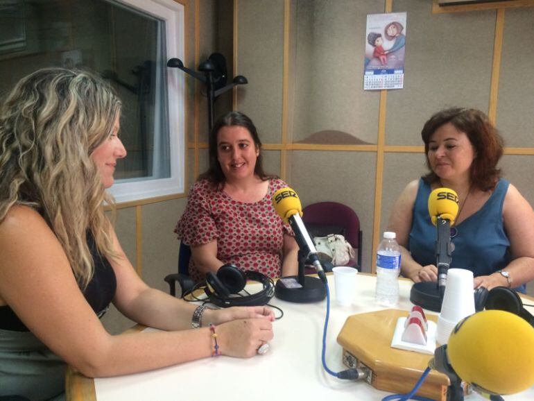 Ruth Ortiz durante un momento de la entrevista  De derecha a izquierda: Ruth Ortiz, Margarita Dopico, también le mataron a su hijo de 14 meses y la periodista de la SER Ana Gil