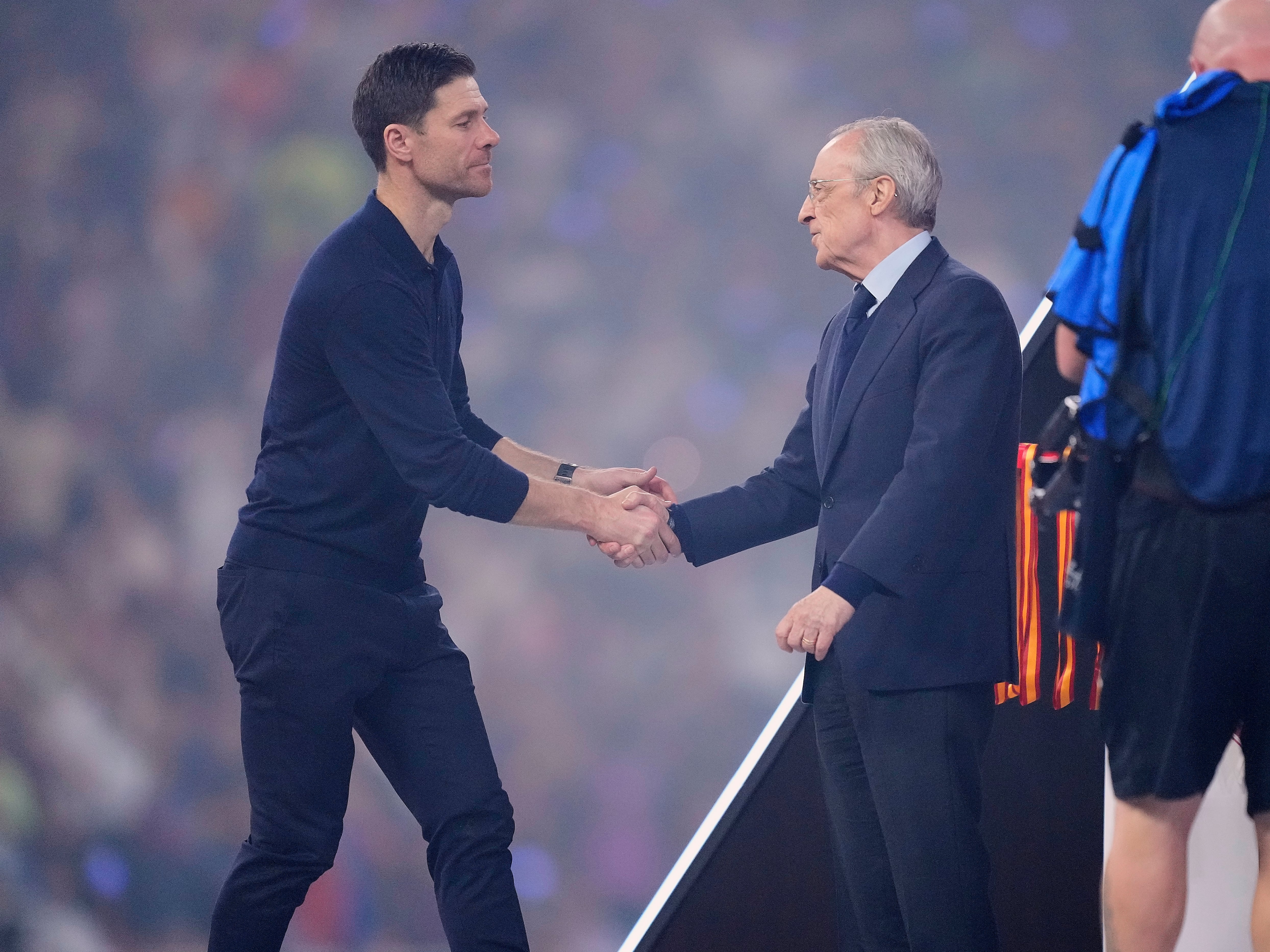 Saludo entre Xabi Alonso y Florentino Pérez tras la final de la Supercopa de España
