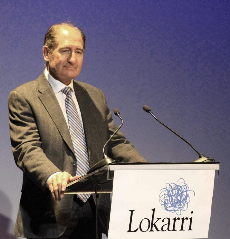 GRA146. BILBAO, 07/03/2015.- El mediador Brian Currin, durante su discurso hoy en el acto público de despedida de la Red Ciudadana para el Acuerdo y la Consulta, Lokarri, tras cesar sus actividades al estimar que ha cumplido su objetivo fundacional de contribuir al proceso de paz en Euskadi. EFE/LUIS TEJIDO