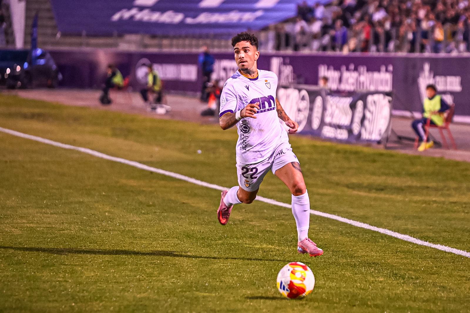 Óscar Lozano en un momento del partido ante el Linares Deportivo.