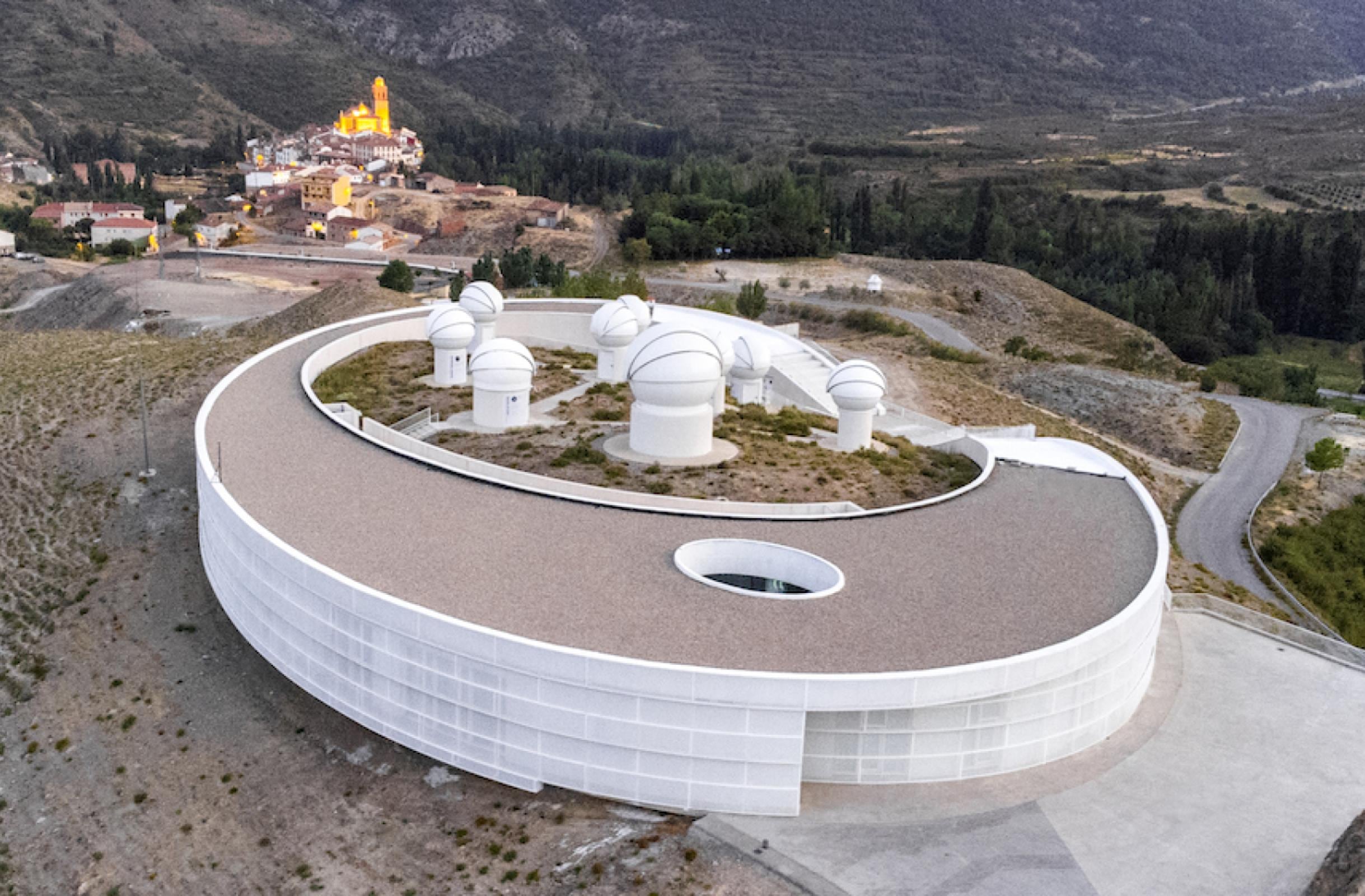 El centro de divulgación de Galáctica, con Arcos de las Salinas al fondo