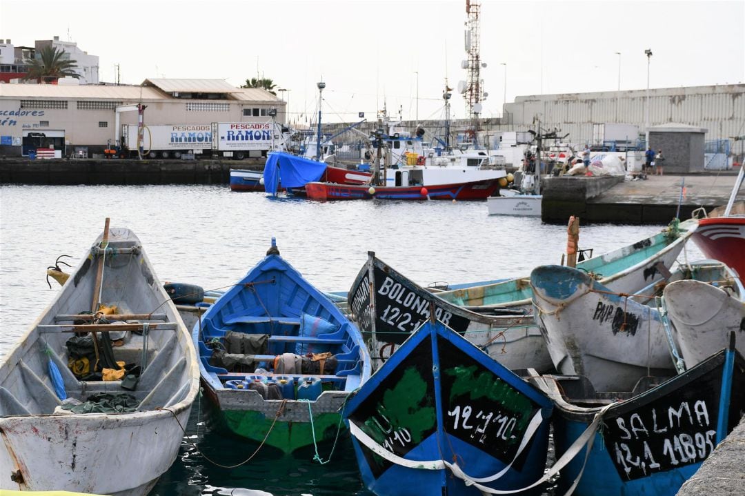 Pateras acumuladas en el Muelle de Arguineguín, en Mogán