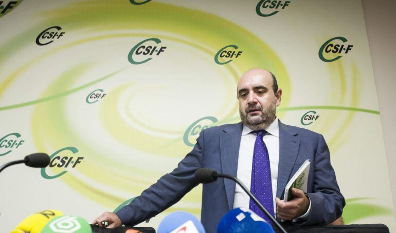 El presidente del CSI-F, Miguel Borra,durante la rueda de prensa que ha ofrecido sobre las informaciones publicadas por varios medios en las que se anunciaba la devolución de la paga