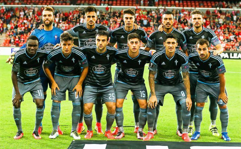  Vista de la foto familiar de los jugadores del Celta de Vigo previo al encuentro ante el Standard de Lieja