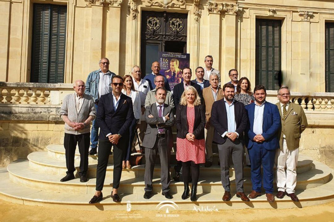 Jorge Ramos, director de la Real Escuela, junto a Nicolás Sosa, preisdente de la Deferacion de Peñas flaemncas de Cádiz y demás representantes