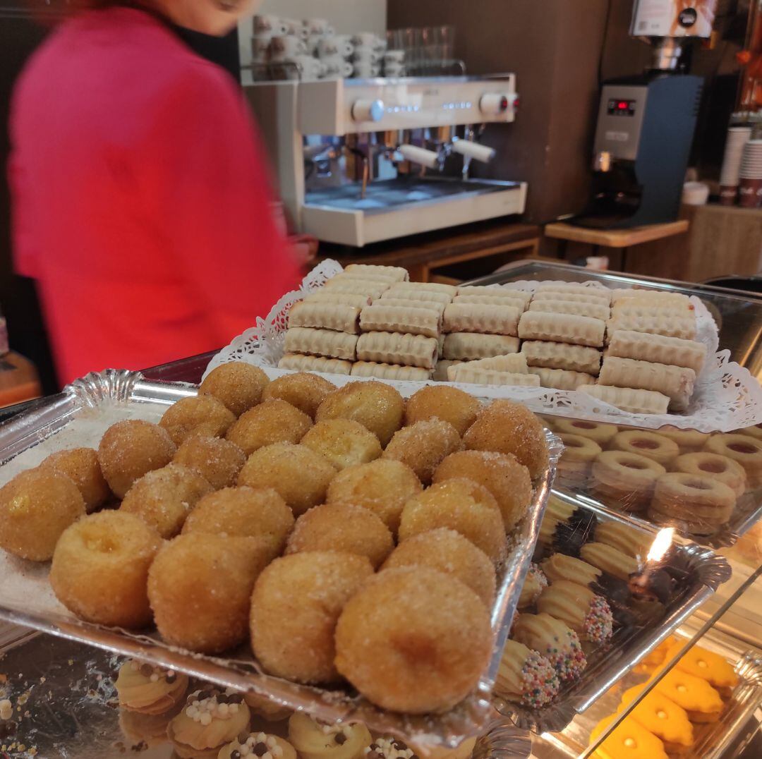 Buñuelos y huesos de santo.