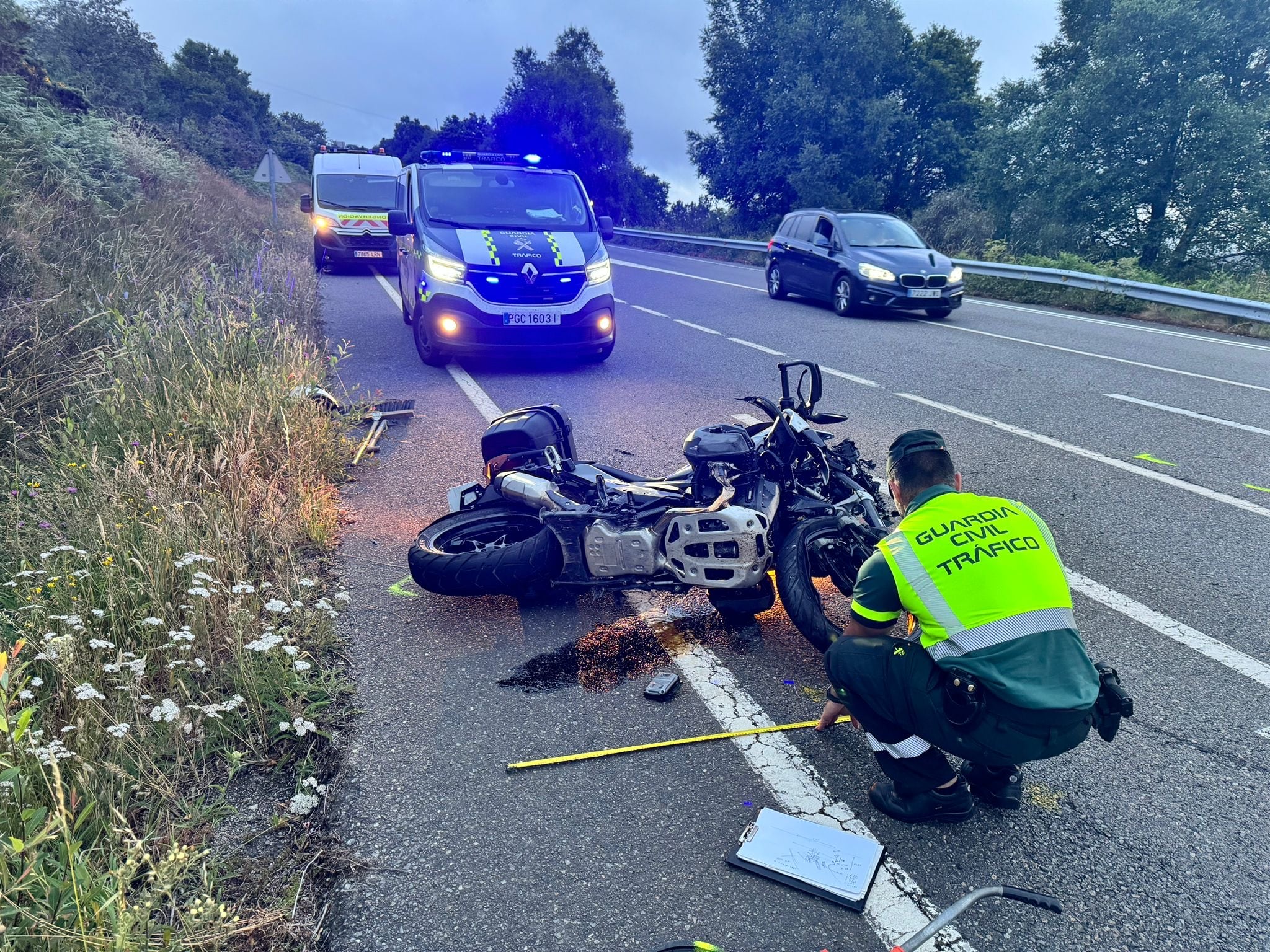 En la imagen un guardia civil de tráfico analiza la escena del accidente